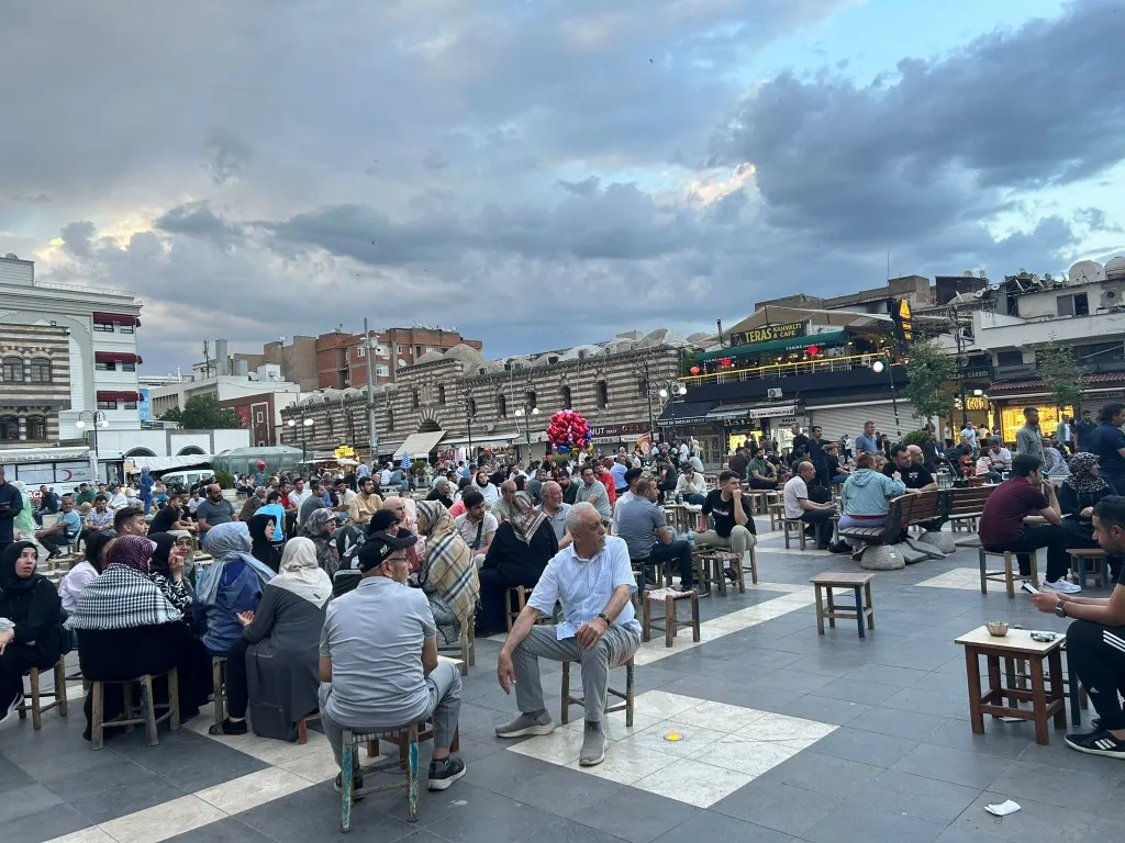 Diyarbakir theedrinken bij de moskee
